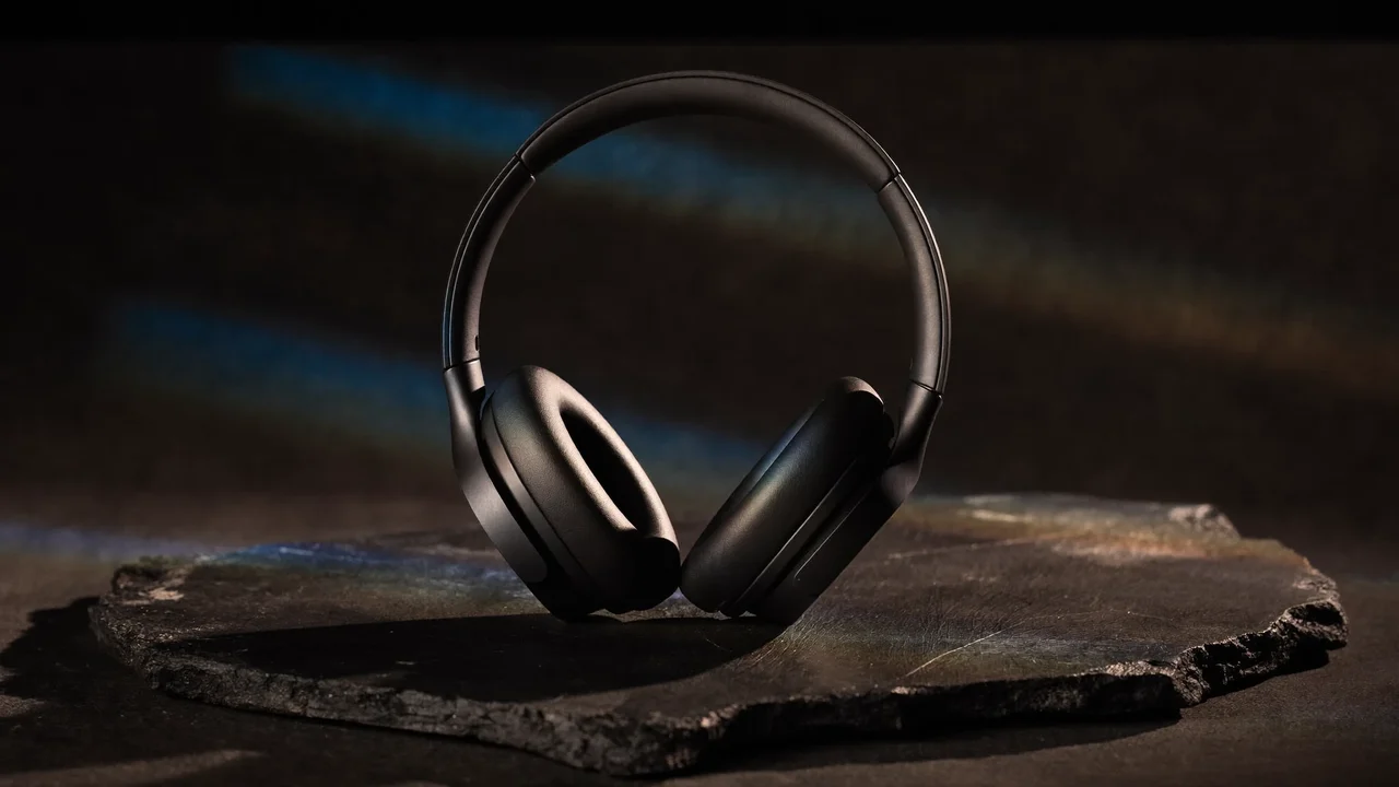 Casque sans fil gris graphite posé sur une dalle de pierre sombre